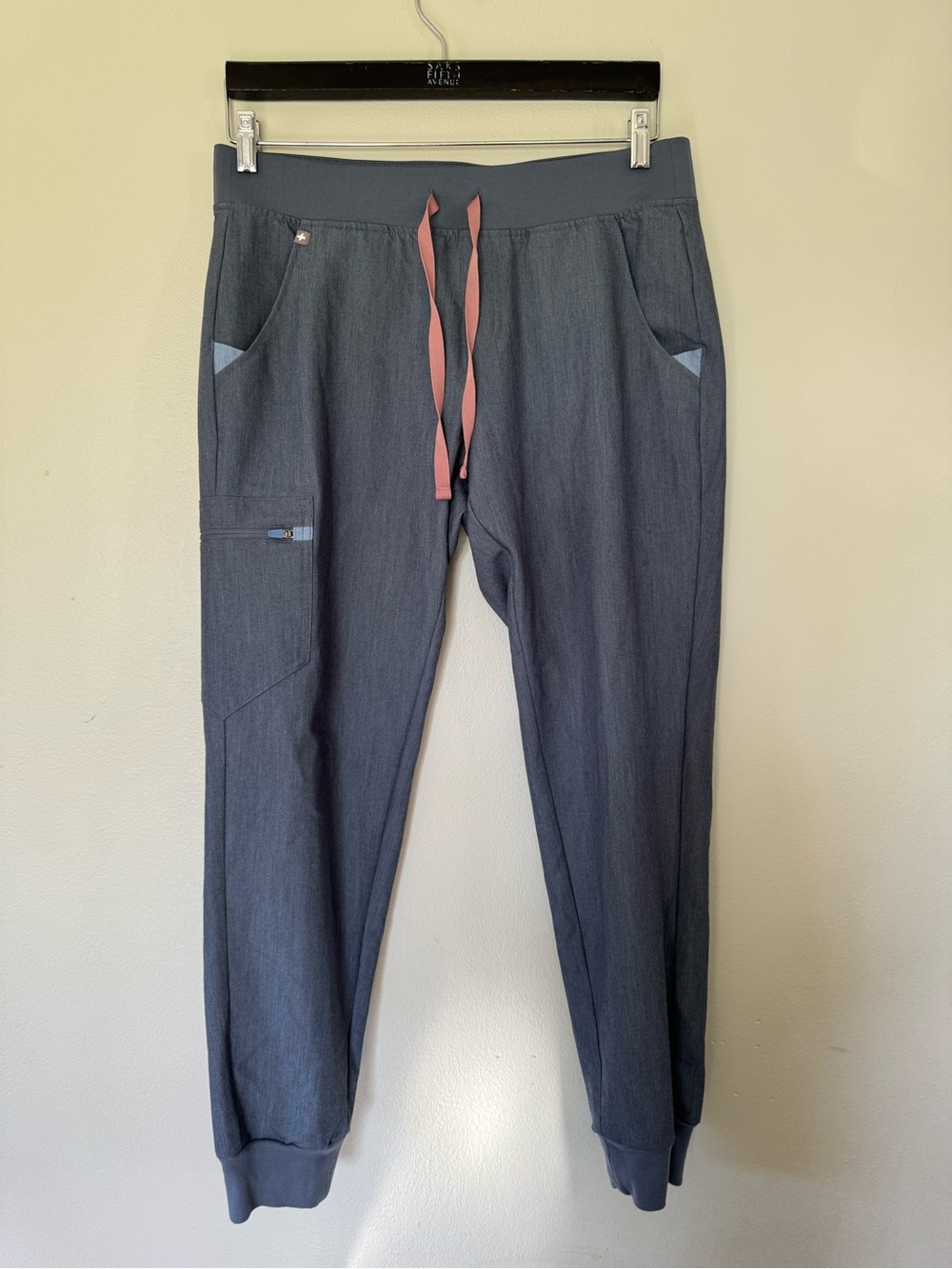 Figs Zamora Jogger Heathered Graphite with Rose String Sz M